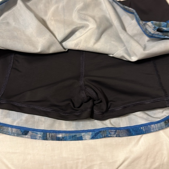Lululemon reg 2 skort like new side pocket for phone - Picture 5 of 8